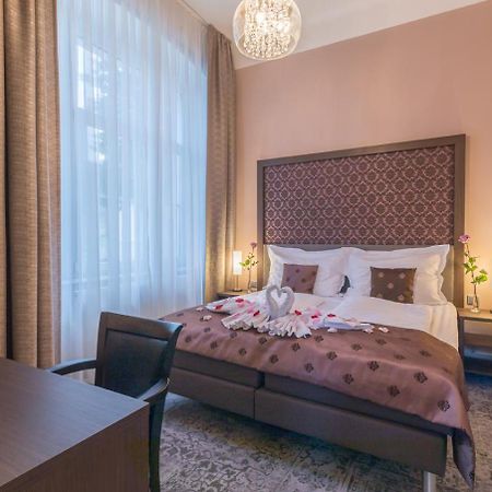 Wellness & Spa Hotel Villa Regenhart 耶塞尼克 外观 照片