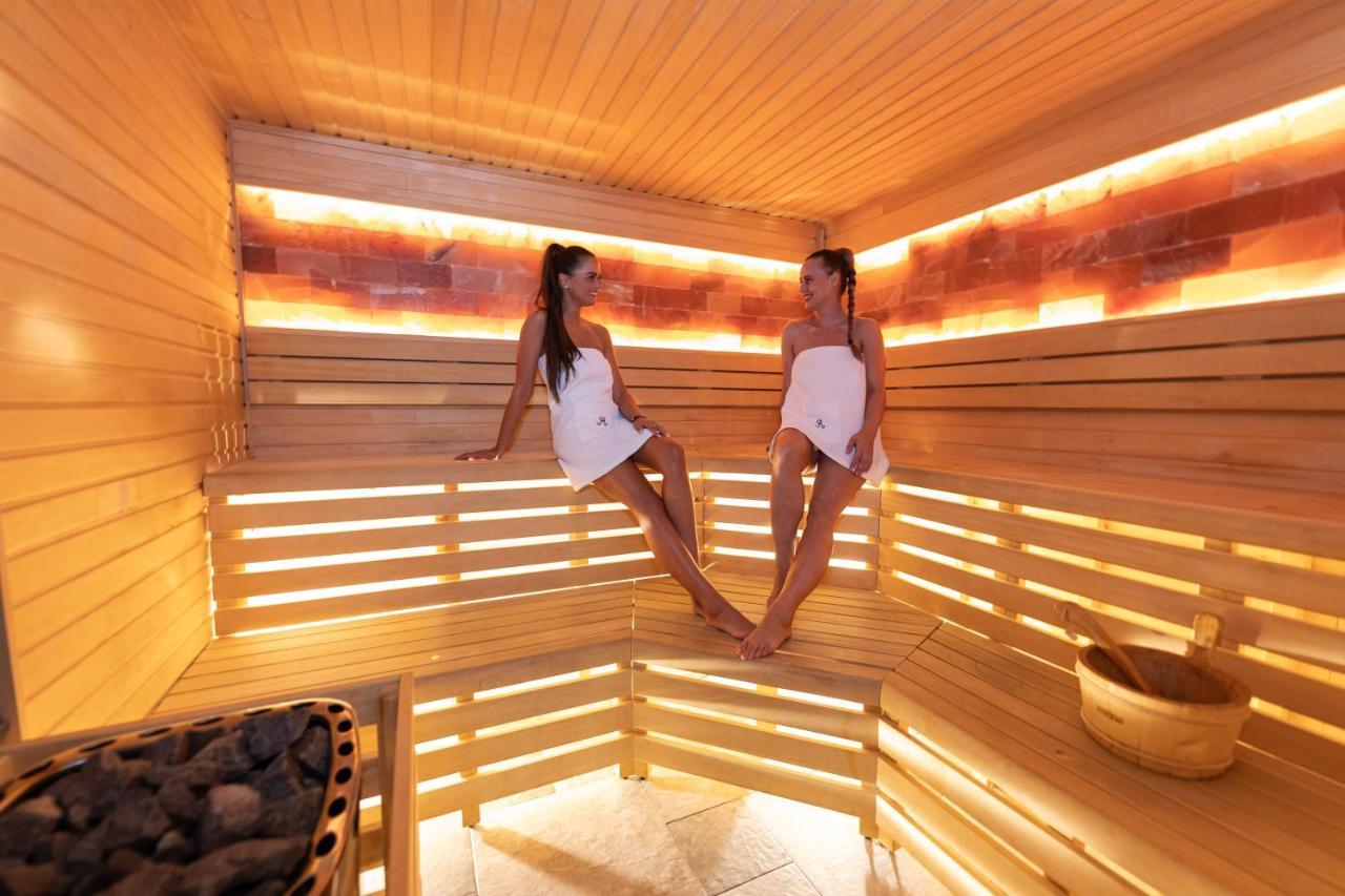 Wellness & Spa Hotel Villa Regenhart 耶塞尼克 外观 照片
