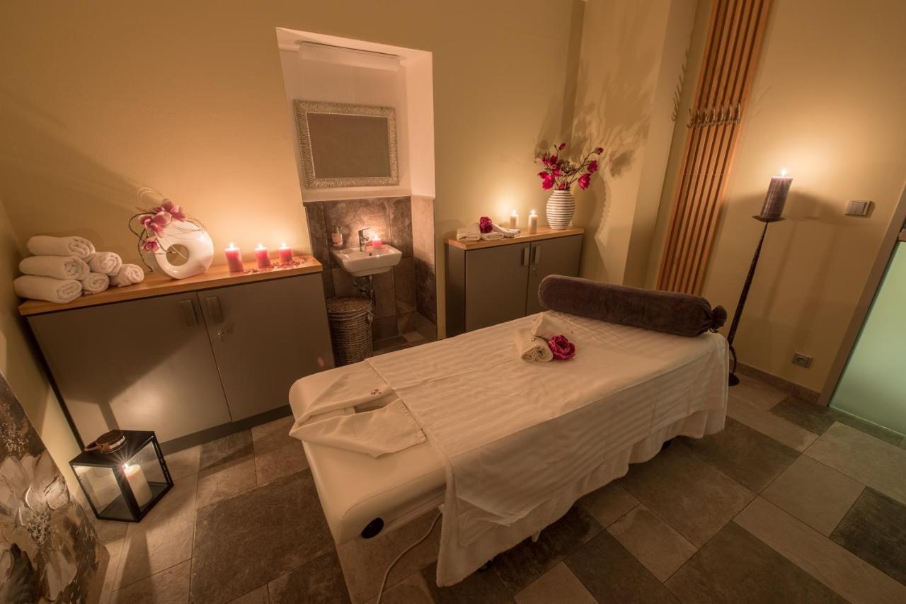 Wellness & Spa Hotel Villa Regenhart 耶塞尼克 外观 照片