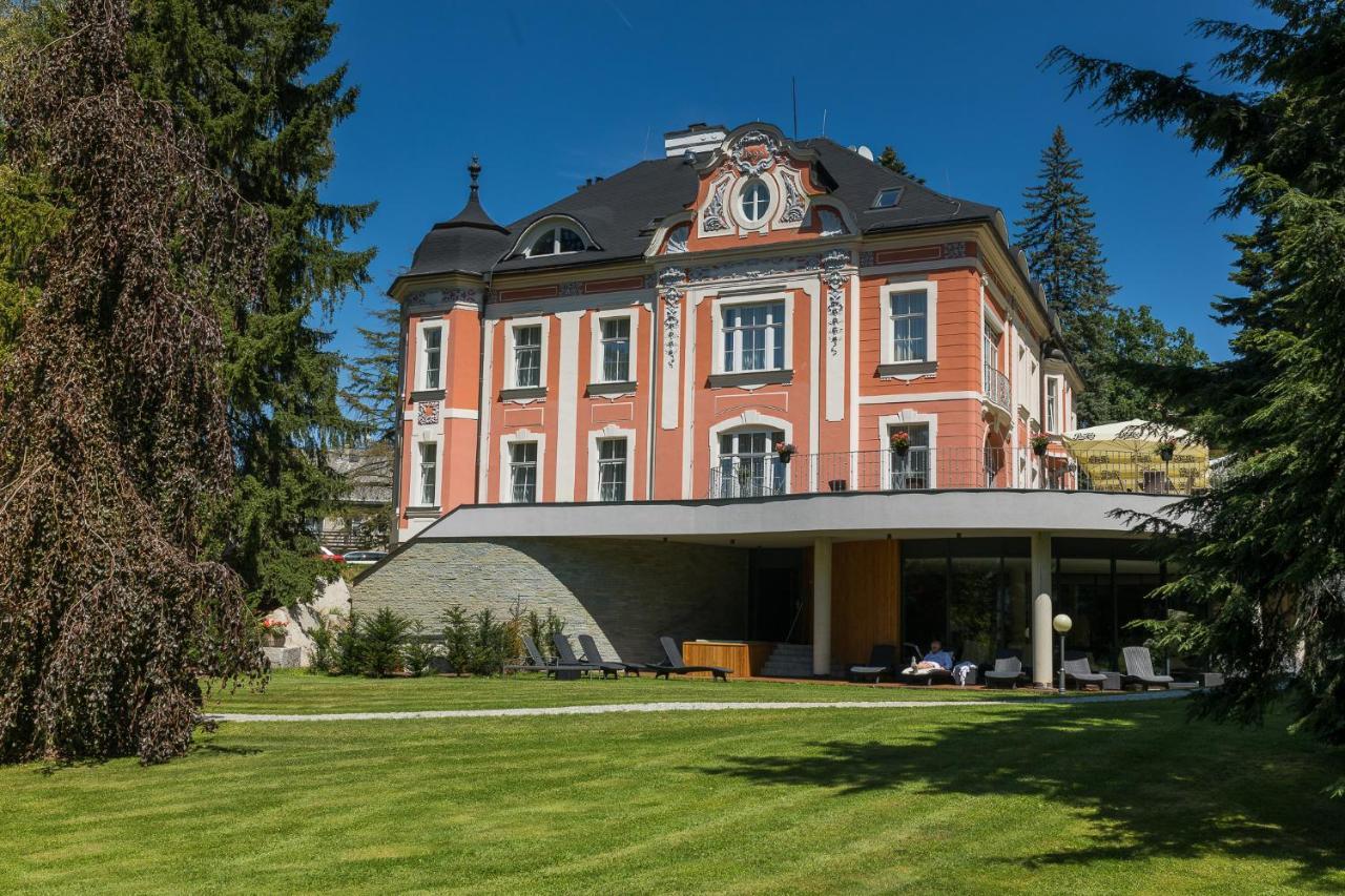 Wellness & Spa Hotel Villa Regenhart 耶塞尼克 外观 照片