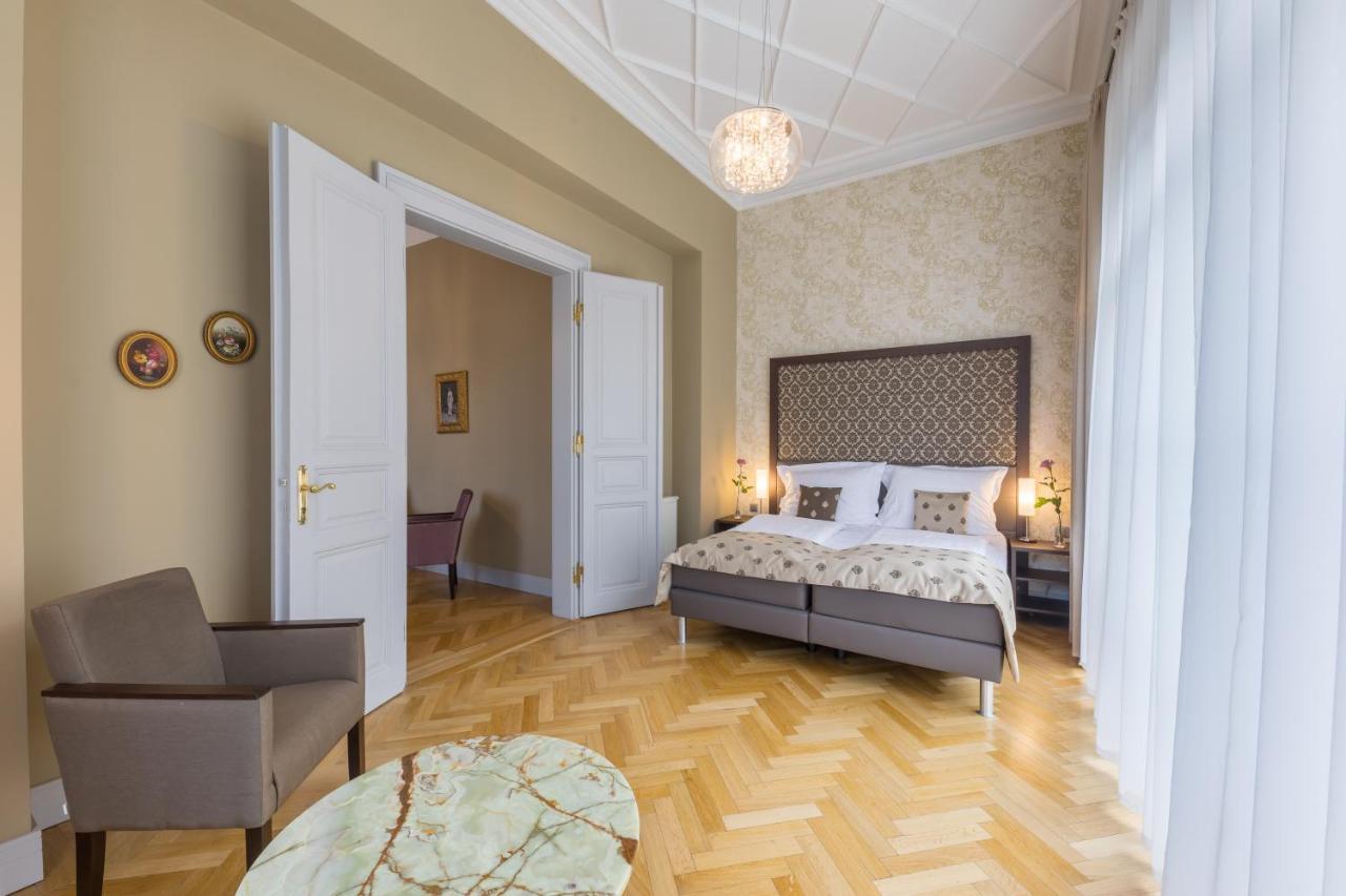 Wellness & Spa Hotel Villa Regenhart 耶塞尼克 外观 照片